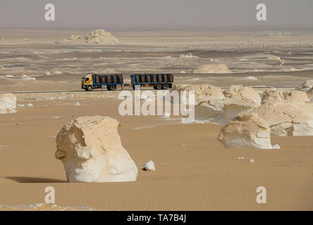 Egitto, Farafra, Nationalpark White Desert , fungo chalk rocks sagomato dal vento e la sabbia erosione, carrello patate di trasporto dal deserto aziende / AEGYPTEN HA, Farafra, Nationalpark Weisse Wueste, LKW Kartoffeln transportiert aus Wuestenfarmen nach Kairo Foto Stock