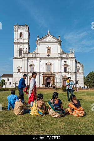 Gruppo di turisti Indiano di fronte Se Cathedral, Old Goa, India Foto Stock