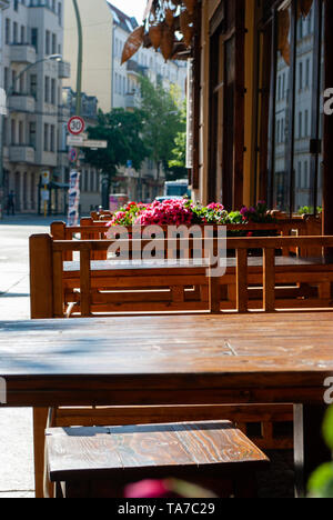 Sedie e tavoli fuori il ristorante 'Bagel & Friends' su Wühlischstraße Berlino, Germania - 19 Maggio 2019 Foto Stock