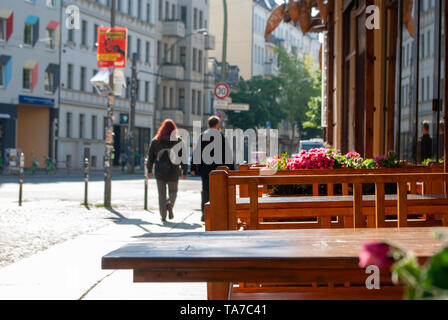 Sedie e tavoli fuori il ristorante 'Bagel & Friends' su Wühlischstraße Berlino, Germania - 19 Maggio 2019 Foto Stock