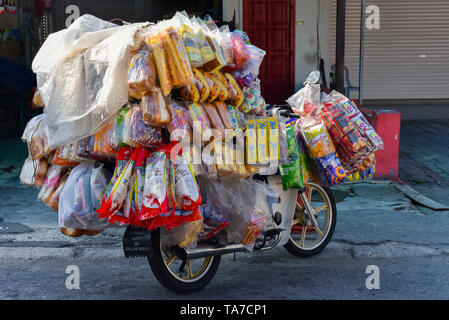 Bicicletta con merce, a Kuala Lumpur Foto Stock