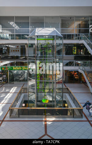 Orologio del tempo fluentemente, centro europeo, Tauentzienstrasse, Charlottenburg di Berlino, Germania, Uhr der fließenden Zeit, Europa-Center, Tauentzienstraß Foto Stock