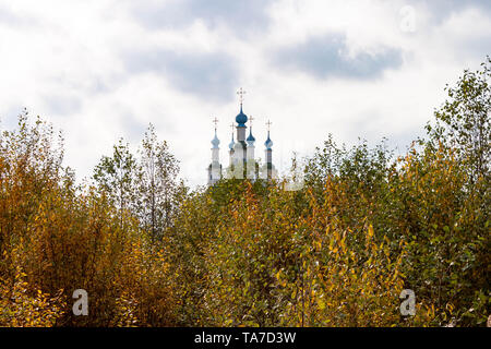 Bella chiesa Totma, Russia soleggiata giornata autunnale su sfondo natura Foto Stock