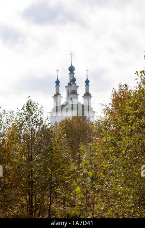 Bella chiesa Totma, Russia soleggiata giornata autunnale su sfondo natura Foto Stock
