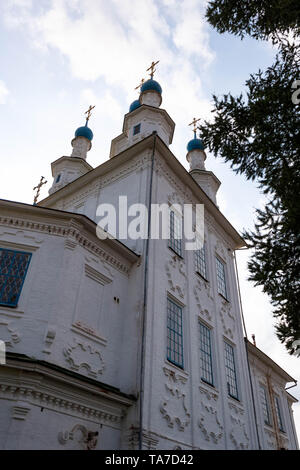 Bella chiesa Totma, Russia soleggiata giornata autunnale su sfondo natura Foto Stock