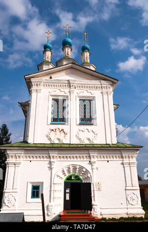 Bella chiesa Totma, Russia soleggiata giornata autunnale su sfondo natura Foto Stock