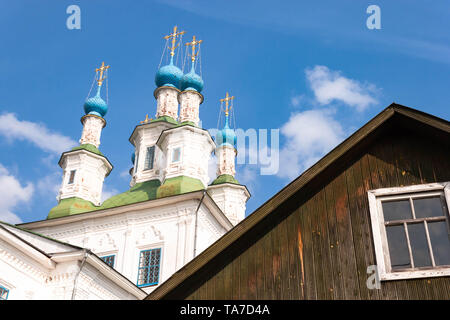 Bella chiesa Totma, Russia soleggiata giornata autunnale su sfondo natura Foto Stock