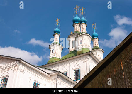 Bella chiesa Totma, Russia soleggiata giornata autunnale su sfondo natura Foto Stock