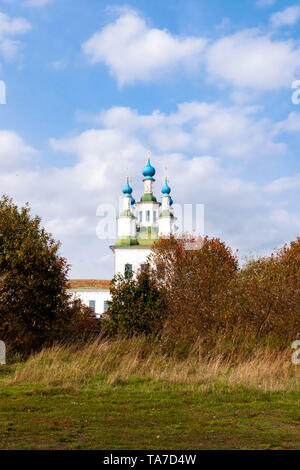 Bella chiesa Totma, Russia soleggiata giornata autunnale su sfondo natura Foto Stock