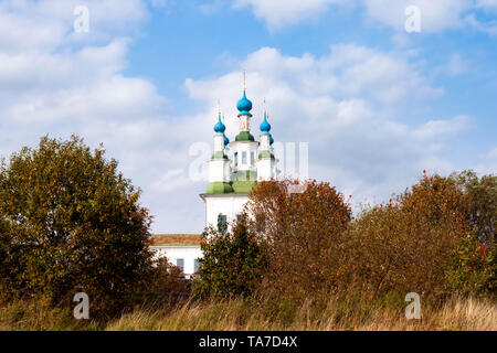 Bella chiesa Totma, Russia soleggiata giornata autunnale su sfondo natura Foto Stock