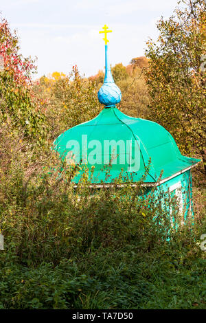 Bella chiesa Totma, Russia soleggiata giornata autunnale su sfondo natura Foto Stock