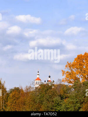 Bella chiesa Totma, Russia soleggiata giornata autunnale su sfondo natura Foto Stock