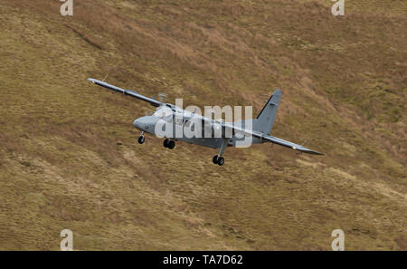 RAF Islander aeromobili battenti di basso livello in Mach Loop in Galles, Regno Unito Foto Stock