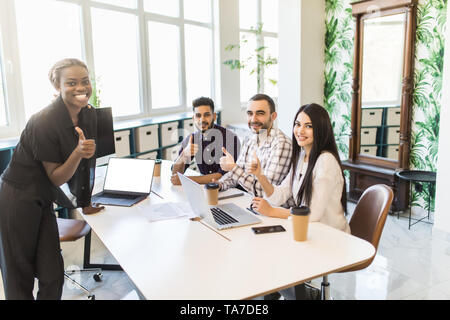 Femmina nero boss aziendale leader multirazziale riunione del team di parlare a diversi imprenditori, African American woman executive discutendo progetto pl Foto Stock