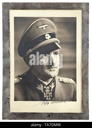 Sepp Dietrich (1892 - 1966) - leader del 'Leibstandarte' - un argento-incorniciato fotografia con dedizione ritratto fotografia con firma originale in inchiostro, la fotografia con studio timbro. In un argento telaio permanente con diversi marchi. Dimensioni del telaio 24 x 32 cm. Rare. storica, storica del xx secolo, 1930S, 1940s, Waffen-SS Divisione armati delle SS, servizio armato, servizi armati, NS, il socialismo nazionale, il nazismo, il terzo Reich, Reich tedesco, Germania, militare, militaria, utensile e un pezzo di attrezzature, utensili, oggetto, oggetti, alambicchi, clipping, clippings, tagliate, tagliare, Editorial-Use-solo Foto Stock