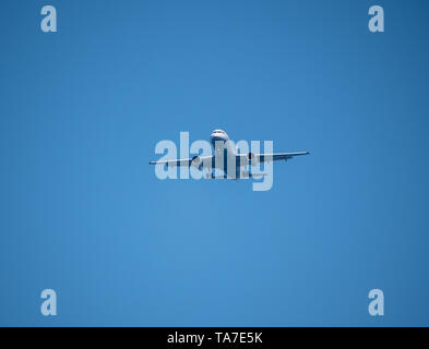 Grande aereo passeggeri vola nel cielo blu Foto Stock