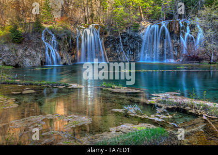 Caldo sole di mattina si riflette sulla scogliera sopra il lago di appendere le cascate di Dead Horse Canyon vicino a Glenwood Springs, Colorado. Foto Stock