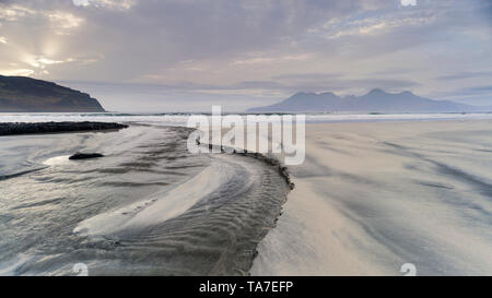 L'Isola di Rhum dalla baia di Laig, Cleadale, Isola di Eigg, piccole isole, Scozia. Foto Stock