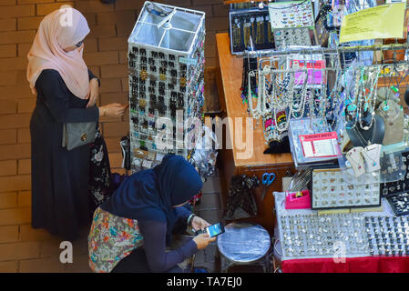 Le donne musulmane lo shopping al mercato centrale di Kuala Lumpur Foto Stock