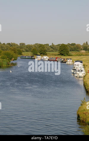 Il fiume Tamigi a Lechlade, o Lechlade-on-Thames, presso il bordo meridionale del Costwolds nel Gloucestershire, UK. Inizio del fiume navigabile Thames. Le barche Foto Stock