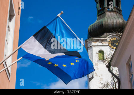 Sulle elezioni per il Parlamento europeo, 2019, la bandiera dell'Europa e dell'Estonia sventolare insieme Foto Stock