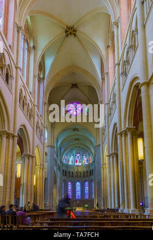 Lione, Francia - 08 Maggio, 2019: Gli interni della Cattedrale Saint-Jean, con visitatori, nel centro storico di Lione, Francia Foto Stock