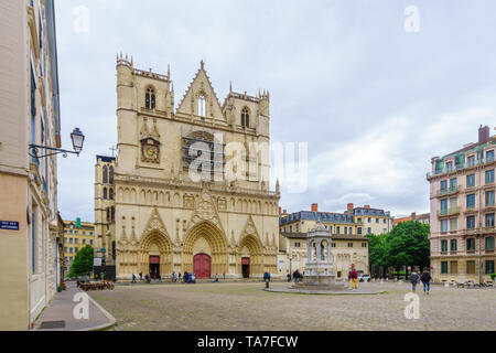 Lione, Francia - 08 Maggio, 2019: La Cattedrale Saint-Jean e quadrato, con la gente del posto e gli ospiti, nel centro storico di Lione, Francia Foto Stock