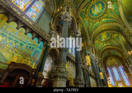 Lione, Francia - 08 Maggio, 2019: l interno della basilica di Notre Dame, con visitatori, nel centro storico di Lione, Francia Foto Stock