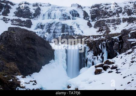 Cascata Dynjandi in inverno con effetto nebbia in Islanda Foto Stock