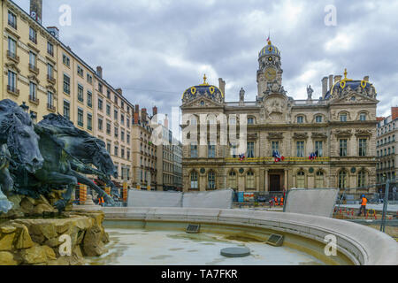 Lione, Francia - 09 Maggio 2019: Il Terreaux square, la Fontana di Bartholdi, e il palazzo Municipale (Hotel de Ville), con lavoratori edili, in L Foto Stock