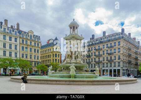 Lione, Francia - 09 Maggio 2019: Scena di Place des giacobini quadrato e la sua fontana, con la gente del posto e i turisti a Lione, Francia Foto Stock