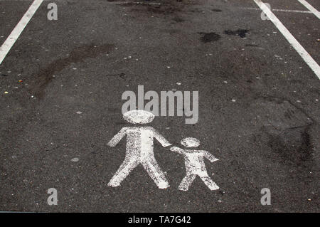 Padre-figlio di spazio di parcheggio segno sulla baia Foto Stock