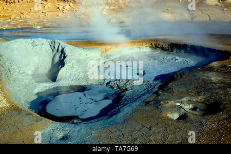 Area geotermale vicino Lago Myvatn, fango di zolfo Foto Stock