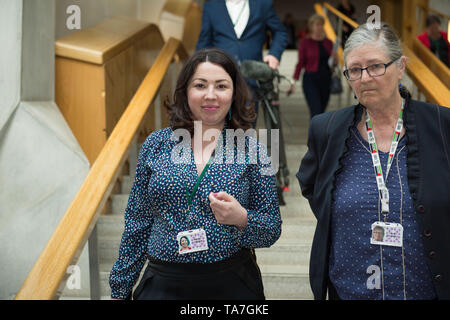 Edinburgh, Regno Unito. 22 maggio 2019. Nella foto: (sinistra-destra) Monica Lennon MSP; Claudia Beamish MSP. Alla fine dei primi ministri questioni sessione al Parlamento scozzese a Holyrood a Edimburgo. Dopo che la camera è svuotato, MSP sono visibili nel Giardino Lobby andando a varie riunioni. Il primo ministro di domande si tengono di solito il giovedì, tuttavia a causa delle elezioni del Parlamento europeo succede domani, giovedì 23 maggio) la sessione è stata condotta in anticipo di un giorno. Foto Stock