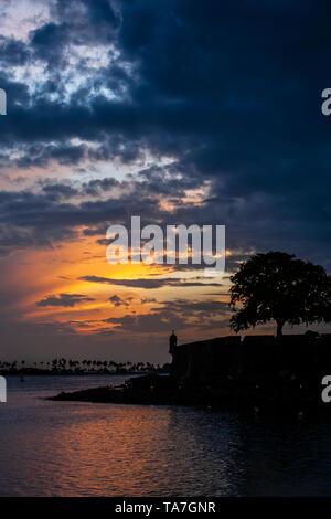 Silhouette di sentinella a casa ("garita') e bastioni al tramonto, Old San Juan, Puerto Rico Foto Stock