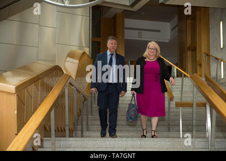 Edinburgh, Regno Unito. 22 maggio 2019. Nella foto: (sinistra-destra) Keith Brown MSP; Christina McKelvie MSP. Alla fine dei primi ministri questioni sessione al Parlamento scozzese a Holyrood a Edimburgo. Dopo che la camera è svuotato, MSP sono visibili nel Giardino Lobby andando a varie riunioni. Il primo ministro di domande si tengono di solito il giovedì, tuttavia a causa delle elezioni del Parlamento europeo succede domani, giovedì 23 maggio) la sessione è stata condotta in anticipo di un giorno. Foto Stock