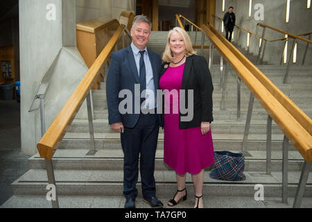 Edinburgh, Regno Unito. 22 maggio 2019. Nella foto: (sinistra-destra) Keith Brown MSP; Christina McKelvie MSP. Alla fine dei primi ministri questioni sessione al Parlamento scozzese a Holyrood a Edimburgo. Dopo che la camera è svuotato, MSP sono visibili nel Giardino Lobby andando a varie riunioni. Il primo ministro di domande si tengono di solito il giovedì, tuttavia a causa delle elezioni del Parlamento europeo succede domani, giovedì 23 maggio) la sessione è stata condotta in anticipo di un giorno. Foto Stock