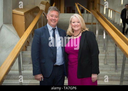 Edinburgh, Regno Unito. 22 maggio 2019. Nella foto: (sinistra-destra) Keith Brown MSP; Christina McKelvie MSP. Alla fine dei primi ministri questioni sessione al Parlamento scozzese a Holyrood a Edimburgo. Dopo che la camera è svuotato, MSP sono visibili nel Giardino Lobby andando a varie riunioni. Il primo ministro di domande si tengono di solito il giovedì, tuttavia a causa delle elezioni del Parlamento europeo succede domani, giovedì 23 maggio) la sessione è stata condotta in anticipo di un giorno. Foto Stock