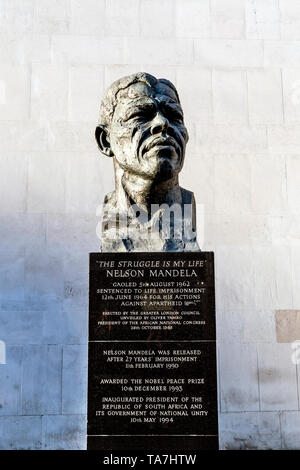 Nelson Mandela scultura da Ian Walters al di fuori del Southbank Centre di Londra, Regno Unito Foto Stock