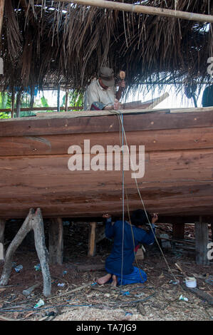 Bulukumba, Indonesia - 13 Settembre 2018: gli uomini sono al lavoro per costruire una nave pinisi in Bulukumba, Sulawesi meridionale, Indonesia. Il pinisi o phinisi è Foto Stock