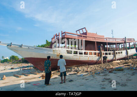 Bulukumba, Indonesia - 13 Settembre 2018: gli uomini sono al lavoro per costruire una nave pinisi in Bulukumba, Sulawesi meridionale, Indonesia. Il pinisi o phinisi è Foto Stock