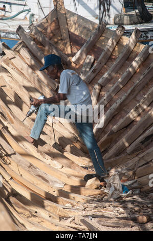 Bulukumba, Indonesia - 13 Settembre 2018: un uomo è al lavoro per costruire una nave pinisi in Bulukumba, Sulawesi meridionale, Indonesia. Il pinisi o phinisi è Foto Stock