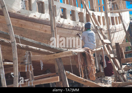 Bulukumba, Indonesia - 13 Settembre 2018: gli uomini sono al lavoro per costruire una nave pinisi in Bulukumba, Sulawesi meridionale, Indonesia. Il pinisi o phinisi è Foto Stock