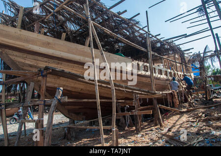 Bulukumba, Indonesia - 13 Settembre 2018: gli uomini sono al lavoro per costruire una nave pinisi in Bulukumba, Sulawesi meridionale, Indonesia. Il pinisi o phinisi è Foto Stock