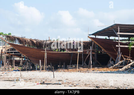 Bulukumba, Indonesia - 13 Settembre 2018: gli uomini sono al lavoro per costruire una nave pinisi in Bulukumba, Sulawesi meridionale, Indonesia. Il pinisi o phinisi è Foto Stock