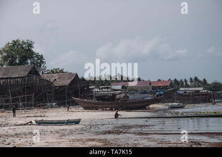 Bulukumba, Indonesia - 13 Settembre 2018: Situazione della nave pinisi workshop in Bulukumba, Sulawesi meridionale, Indonesia. Il pinisi o phinisi è un tr Foto Stock