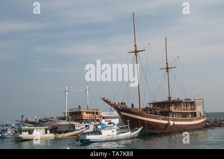 Bulukumba, Indonesia - 13 Settembre 2018: Pinisi nave ormeggiata al porto in Bulukumba, Sulawesi meridionale, Indonesia. Il pinisi o phinisi è un t.r.a. Foto Stock