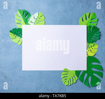 Sfondo tropicale con foglie di palmo monstera dalla carta Foto Stock