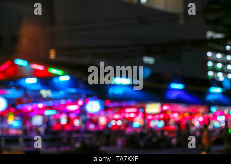 Colorate di sfocatura della luce notturna al mercato notturno nella città di Pattaya Foto Stock