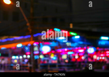 Colorate di sfocatura della luce notturna al mercato notturno nella città di Pattaya Foto Stock